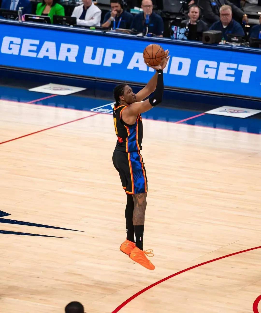 英雄联盟-丹佛掘金发布备战花絮，加时末段复出首秀，意甲任务艰巨，心理建设被强调的简单介绍